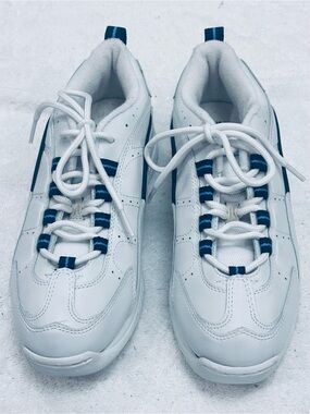 Almost Brand New Chic Sneakers - Womens Size 8 - Box 16